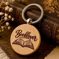 Booklover-Holzschlüsselanhänger – personalisierbar – Vorder- und Detailansicht