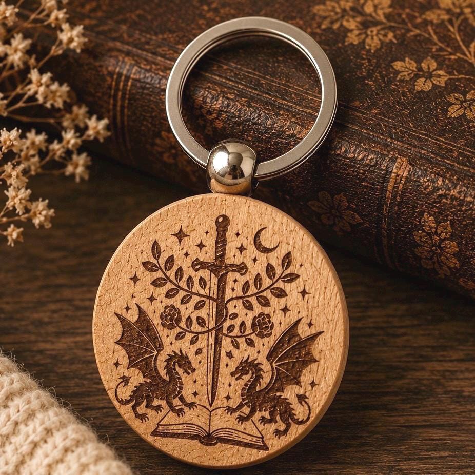 Fantasy-Drachen-Holzschlüsselanhänger – personalisierbar – Vorder- und Detailansicht