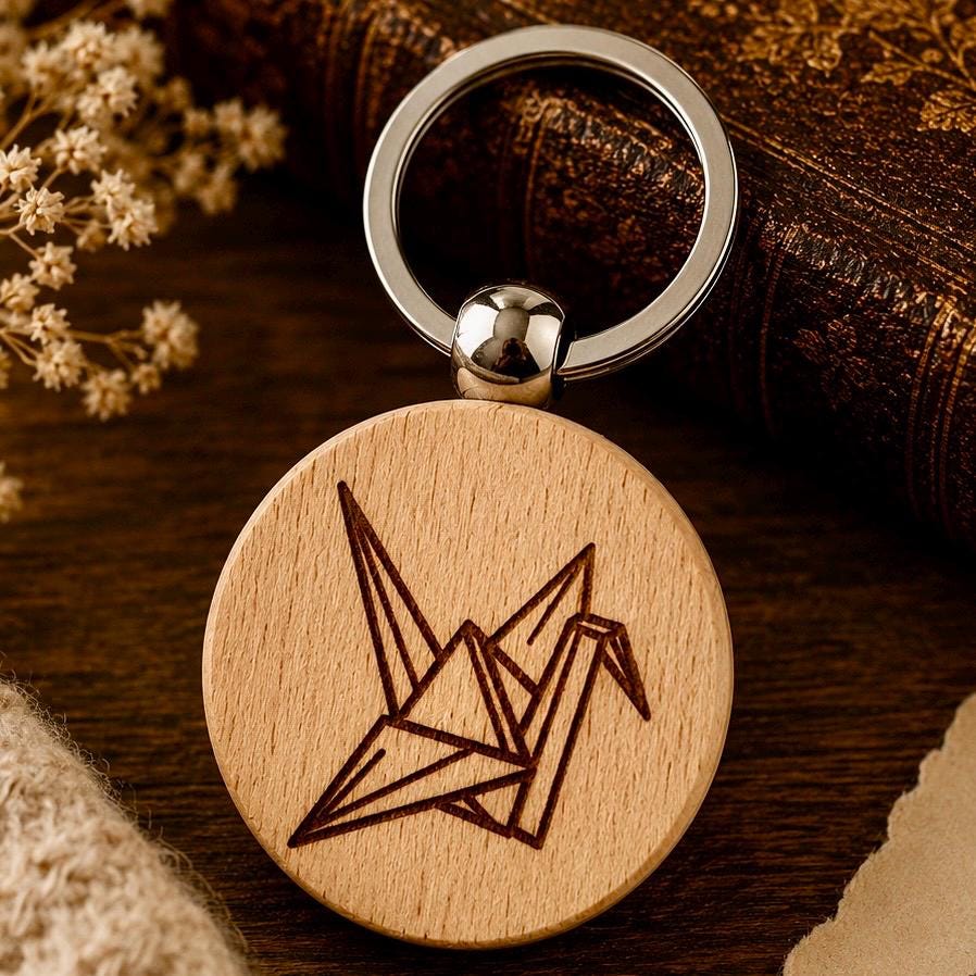 Origami-Kranich-Holzschlüsselanhänger – personalisierbar – Vorder- und Detailansicht