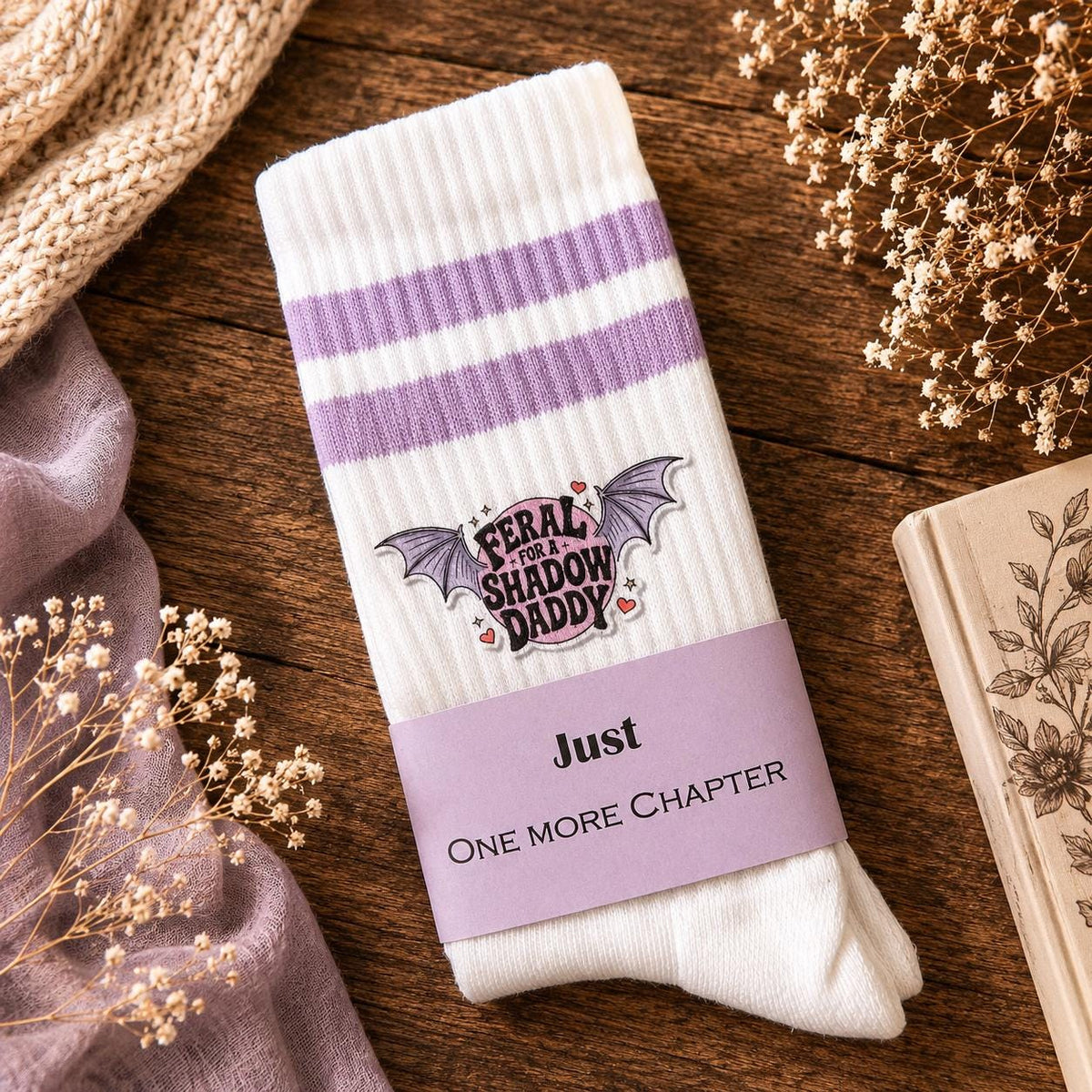 Feral for a Shadow Daddy Socken – Romantasy Statement – Produktfoto 2