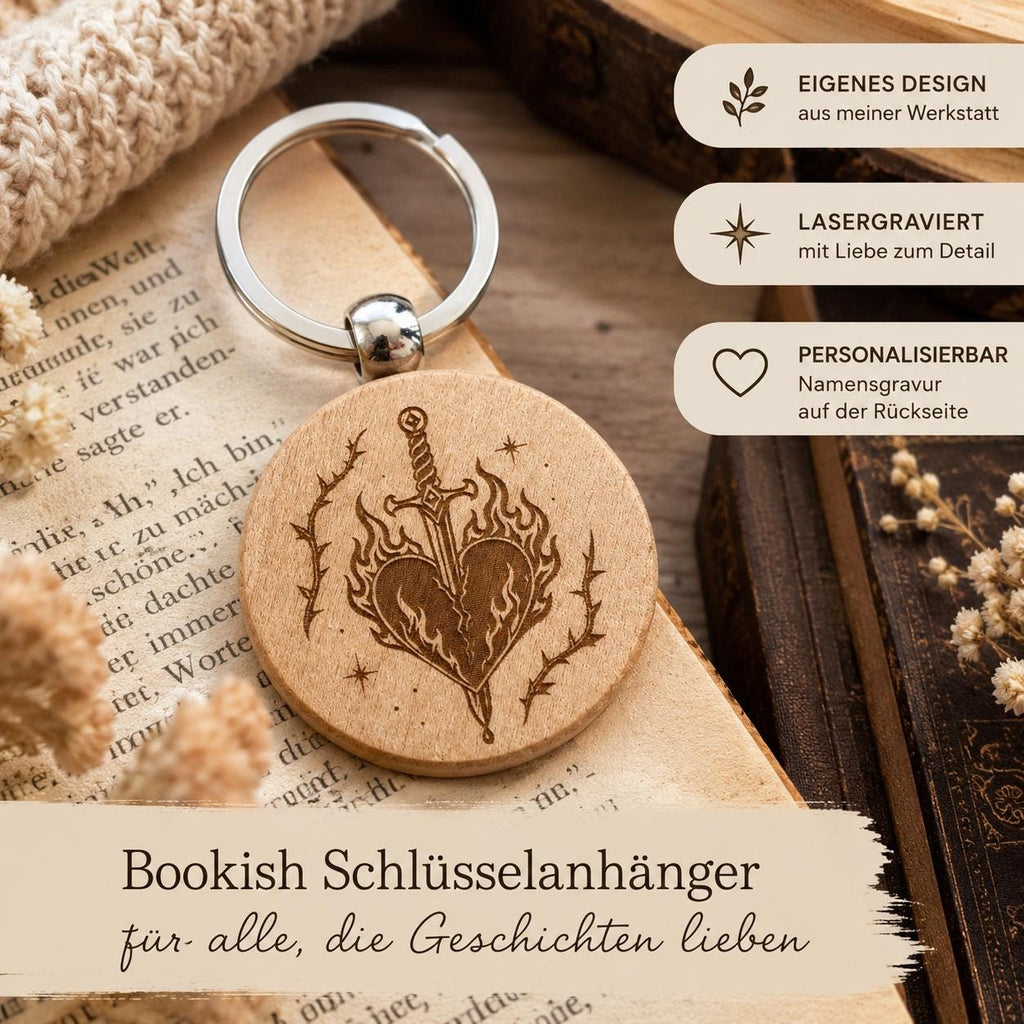 Schwert-&-Herz-Holzschlüsselanhänger – Bookish, personalisierbar – Personalisierung und Rückseite