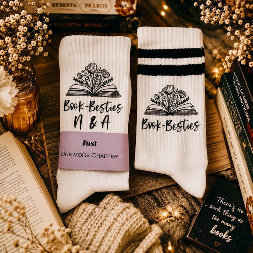 Book Besties Socken – Personalisierbar für Bücherfreundinnen – Produktansicht