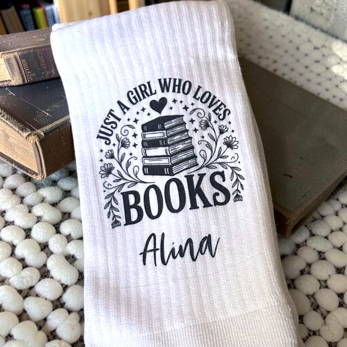 Just a Girl Who Loves Books Socken – Personalisierbar – Produktfoto 6