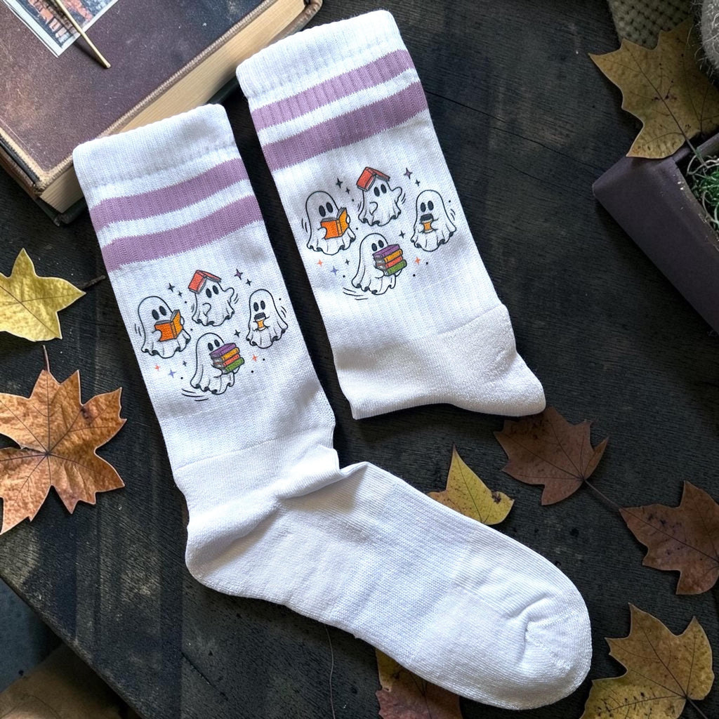 Personalisierbare Bookish Geister Socken – Mit Wunschname – Produktfoto 2