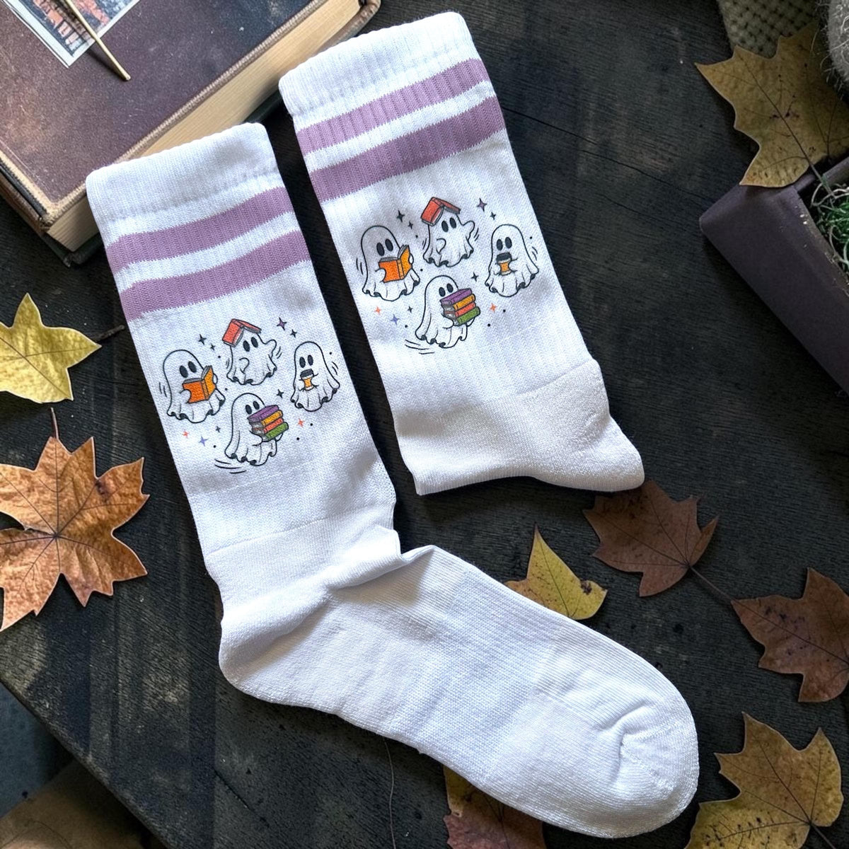 Personalisierbare Bookish Geister Socken – Mit Wunschname – Produktfoto 2