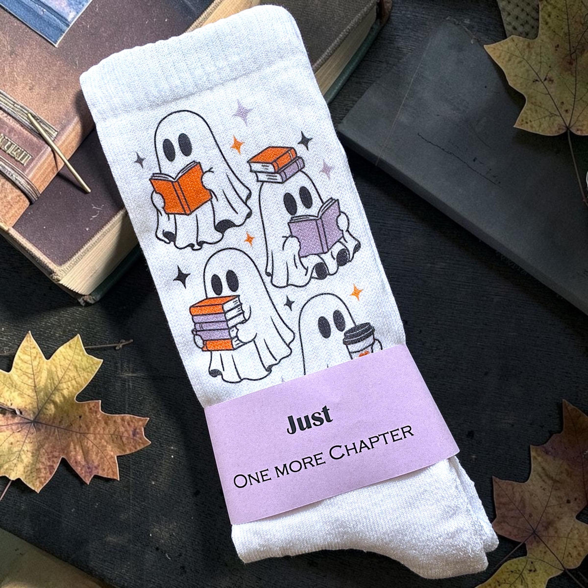 Bookish Geister Socken – Herbstsocken für Bücherliebhaber – Produktfoto 2