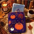 Kindle Tasche Herbst aus Neopren mit Falling Leaves and Cozy Reads Design