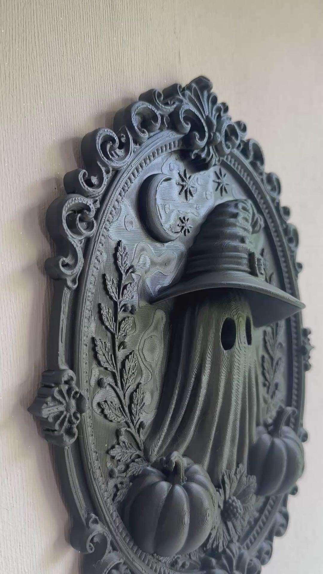 Mystisches Ghost Wandbild mit Hexenhut – 3D Wanddeko für Bücherzimmer & Leseecke